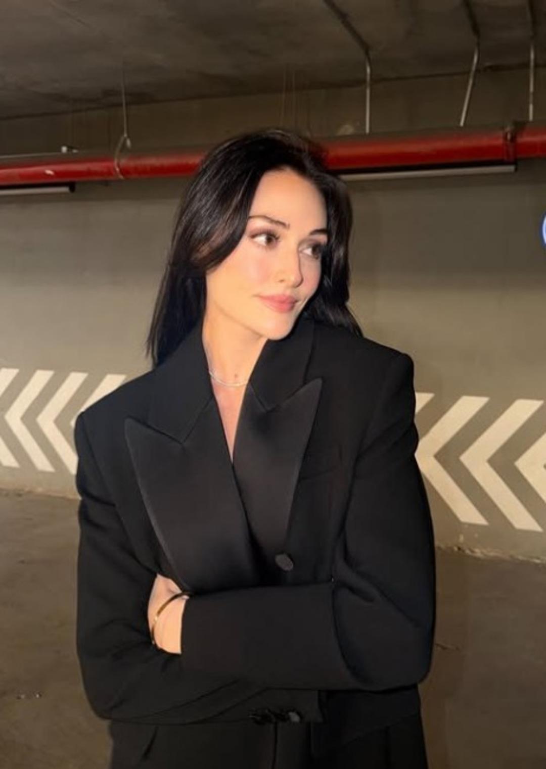 Esra Bilgi&ccedil; in otopark pozları olay oldu! Beğeni butonu &ccedil;&ouml;kt&uuml;  1