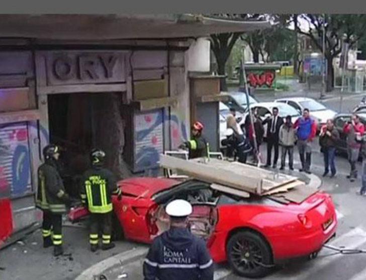 1.1 milyon TL'lik Ferrari çöpe döndü G3