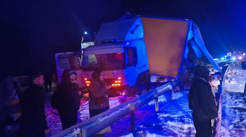 Sarıkamış'ta otob&uuml;s kamyona &ccedil;arpı: 9 yaralı