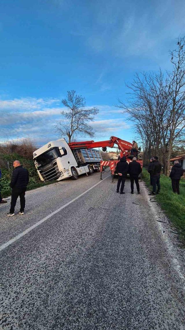 Edirne&rsquo;de peş peşe kazalar: Hamzabeyli yolunda otomobil tıra &ccedil;arptı, Demirhamlı&rsquo;da tır sulama kanalında durabildi 2