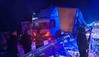 Sarıkamış&rsquo;ta otob&uuml;s kamyona &ccedil;arpı: 9 yaralı