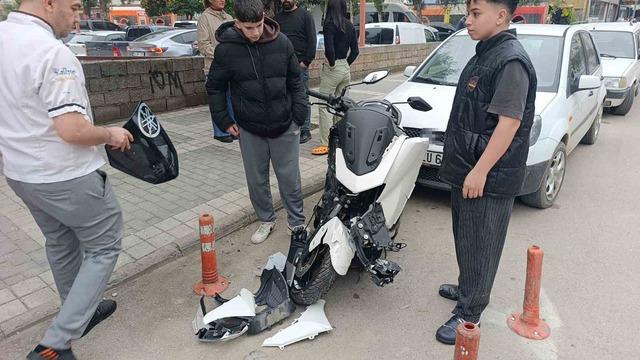 Otoparka d&ouml;nen otomobil ile motosiklet &ccedil;arpıştı: 1 yaralı 6