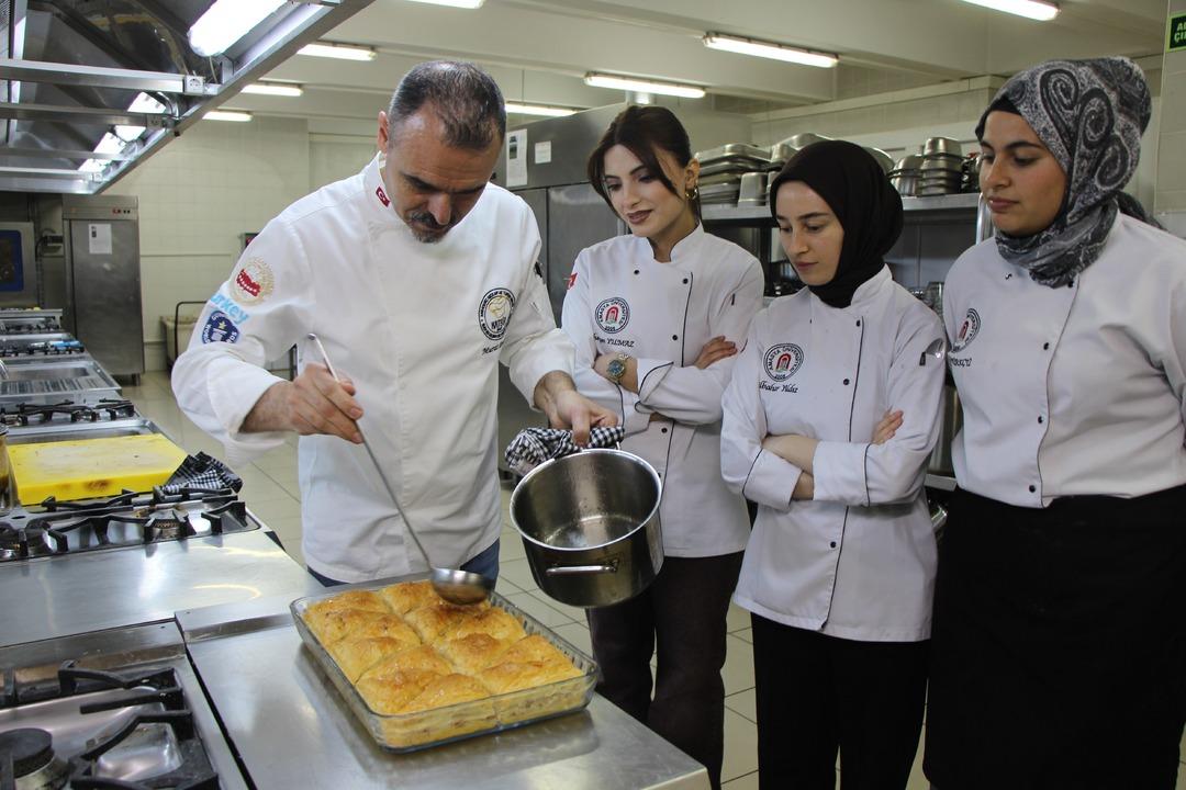 Fıstıklı değil elmalı! T&uuml;rk mutfağında bu lezzet ilk defa yapıldı:  Elmalı baklava  3