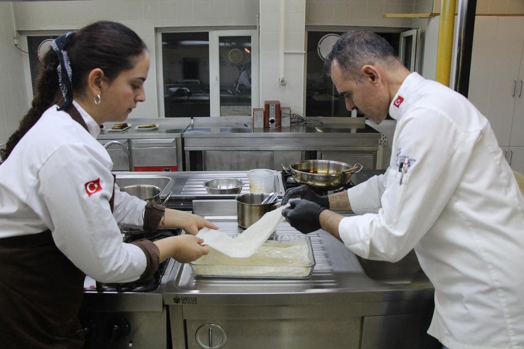 Fıstıklı değil elmalı! T&uuml;rk mutfağında bu lezzet ilk defa yapıldı:  Elmalı baklava  6