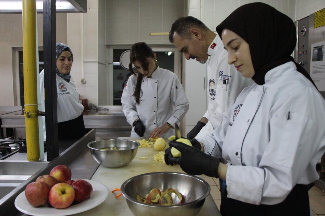 Fıstıklı değil elmalı! T&uuml;rk mutfağında bu lezzet ilk defa yapıldı:  Elmalı baklava  10