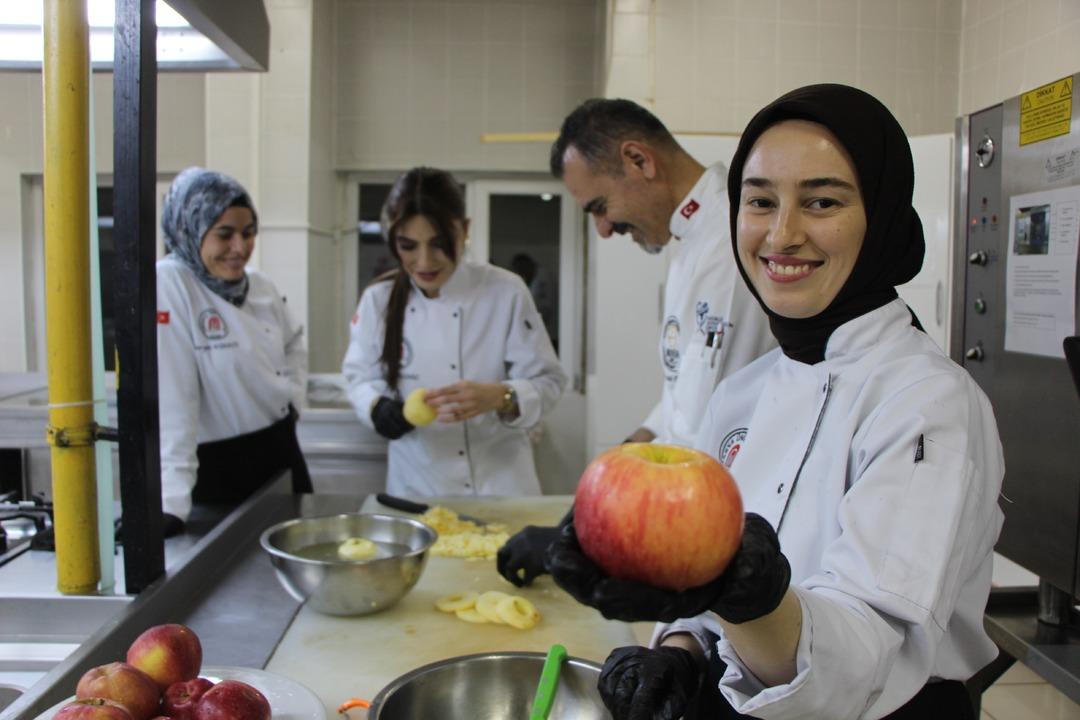 Fıstıklı değil elmalı! T&uuml;rk mutfağında bu lezzet ilk defa yapıldı:  Elmalı baklava  11