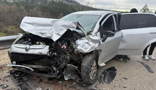 Burdur'da 3 otomobil &ccedil;arpıştı: 4 yaralı