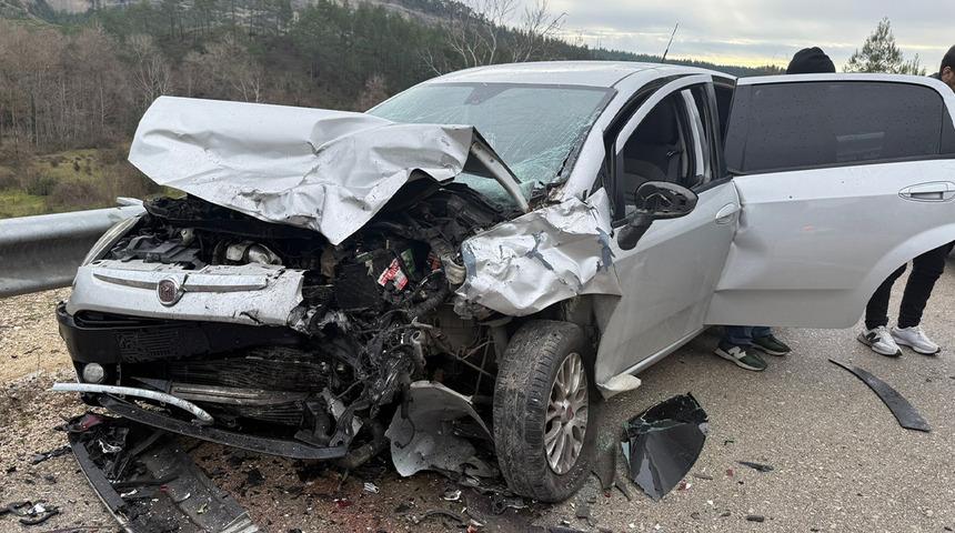 Burdur'da 3 otomobil &ccedil;arpıştı: 4 yaralı