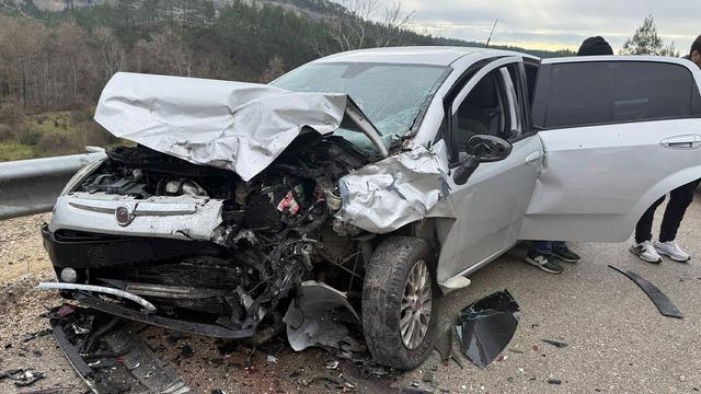 Burdur'da 3 otomobil çarpıştı: 4 yaralı