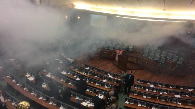 Kosova Meclisi’ne göz yaşartıcı gaz geri döndü