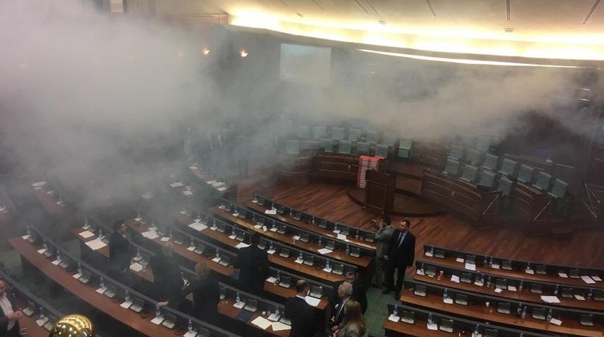 Kosova Meclisi&rsquo;ne g&ouml;z yaşartıcı gaz geri d&ouml;nd&uuml;