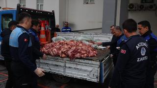 Son dakika: Piyasaya s&uuml;r&uuml;l&uuml;yordu! 500 kilogram kokmuş ve bozulmuş et ele ge&ccedil;irdi