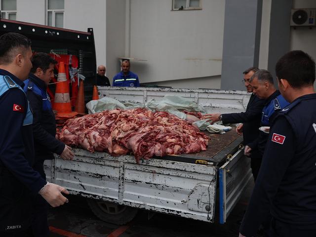 Piyasaya s&uuml;r&uuml;l&uuml;yordu! 500 kilogram kokmuş ve bozulmuş et ele ge&ccedil;irdi
