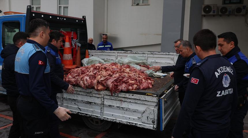 Piyasaya s&uuml;r&uuml;l&uuml;yordu! 500 kilogram kokmuş ve bozulmuş et ele ge&ccedil;irdi