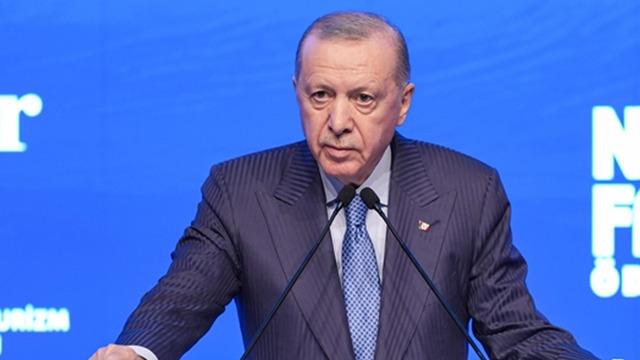 Cumhurbaşkanı Erdoğan, kendisini bekleyen gazetecilerin 'Çalışan Gazeteciler Günü'nü kutladı!