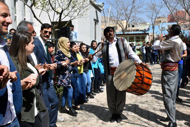 Derik'te nevruz ateşini kaymakam yaktı