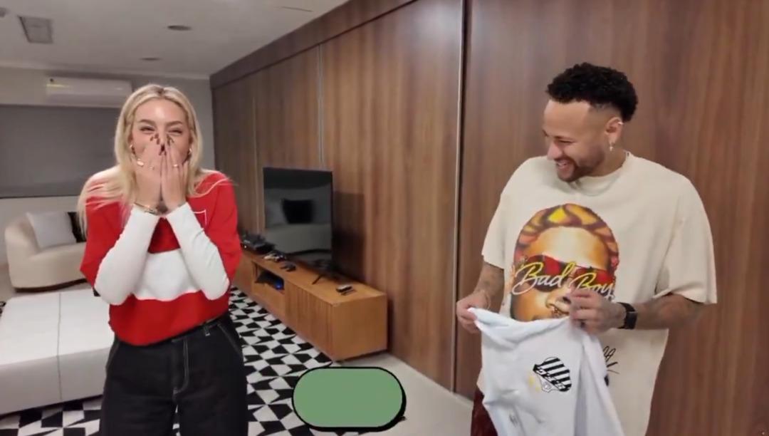 Aycan Yana&ccedil;, Neymar ile r&ouml;portajında pantolon fermuarını a&ccedil;ık unuttu! 1