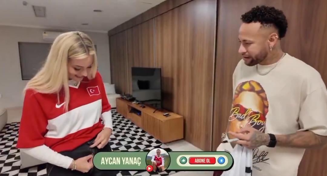Aycan Yana&ccedil;, Neymar ile r&ouml;portajında pantolon fermuarını a&ccedil;ık unuttu! 2