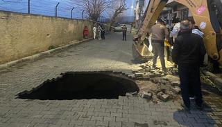 Yağmurun &ccedil;&ouml;kerttiği yolda insan kemikleri ortaya &ccedil;ıktı!