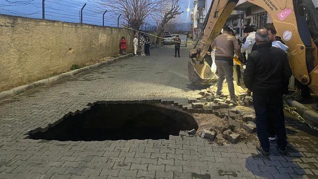 Yer: Manisa! Yağmurun çökerttiği yolda insan kemikleri ortaya çıktı!