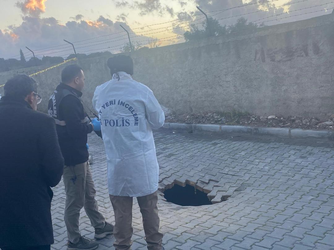 Yer: Manisa! Yağmurun &ccedil;&ouml;kerttiği yolda insan kemikleri ortaya &ccedil;ıktı! 3