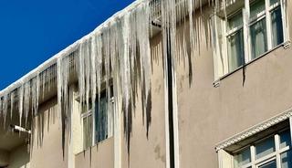 Bina &ccedil;atılarındaki dev buz sarkıtları tehlike sa&ccedil;ıyor