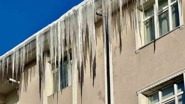 Bina çatılarındaki dev buz sarkıtları tehlike saçıyor