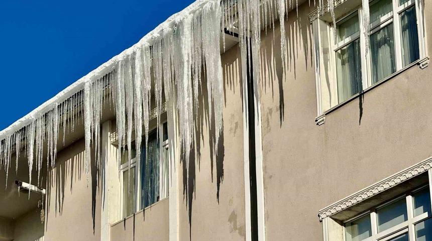 Bina &ccedil;atılarındaki dev buz sarkıtları tehlike sa&ccedil;ıyor