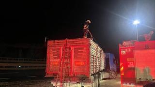 Bilecik'te seyir halinde talaş yüklü tır dorsesi alev aldı