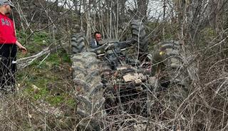 Devrilen trakt&ouml;r&uuml;n altında feci &ouml;l&uuml;m