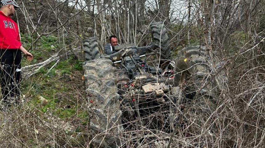 Devrilen trakt&ouml;r&uuml;n altında kalan yaşlı adam feci şekilde can verdi