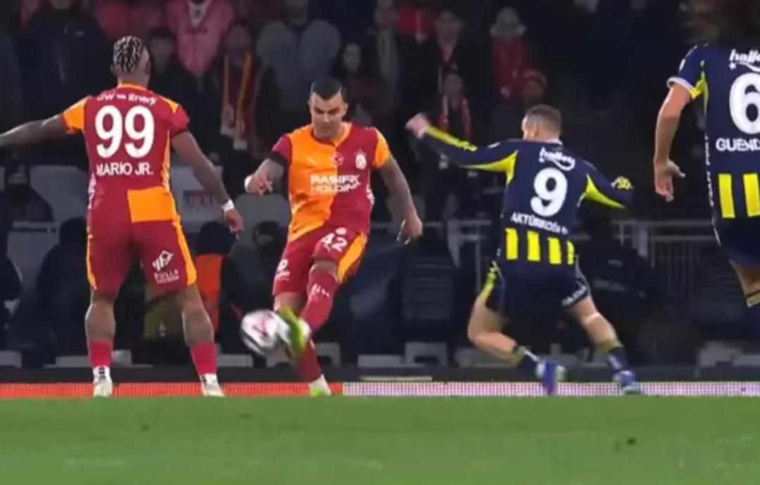 S&uuml;per Kupa da yer yerinden oynadı! Fenerbah&ccedil;e penaltı bekledi, Galatasaray teknik heyeti &ccedil;ileden &ccedil;ıktı 1