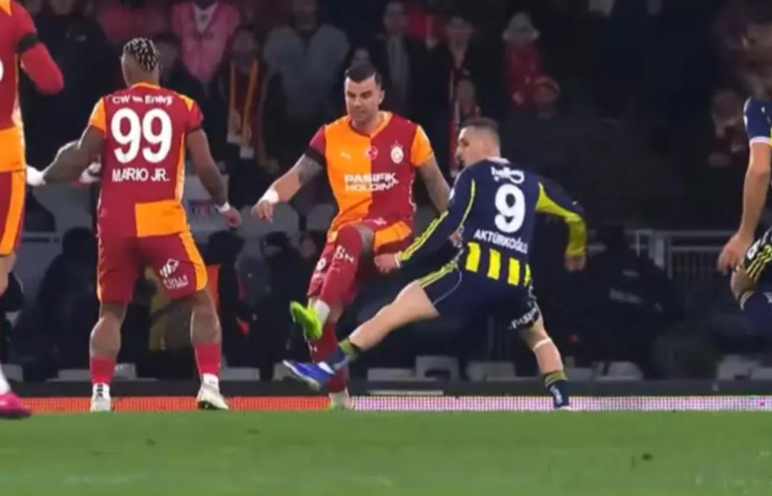 S&uuml;per Kupa da yer yerinden oynadı! Fenerbah&ccedil;e penaltı bekledi, Galatasaray teknik heyeti &ccedil;ileden &ccedil;ıktı 2