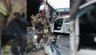 Silivri'de d&uuml;kkanda yangın! Ara&ccedil;lar zarar g&ouml;rd&uuml;