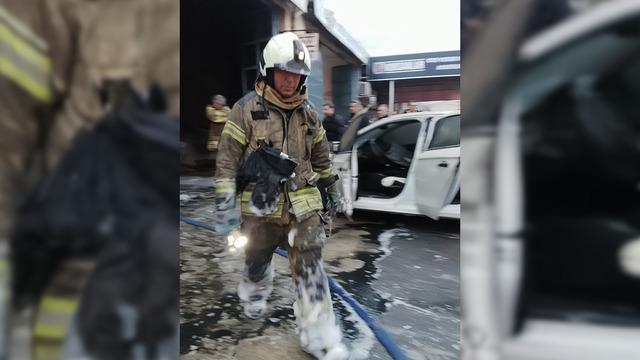 Silivri'de dükkanda yangın! Araçlar zarar gördü