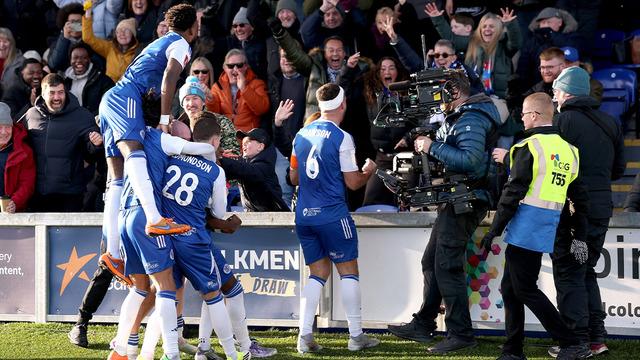 İngiltere Federasyon Kupası'nda son şampiyona büyük sürpriz