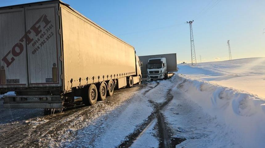 Bitlis&rsquo;te buzlanan yolda kayan tır yolu kapattı