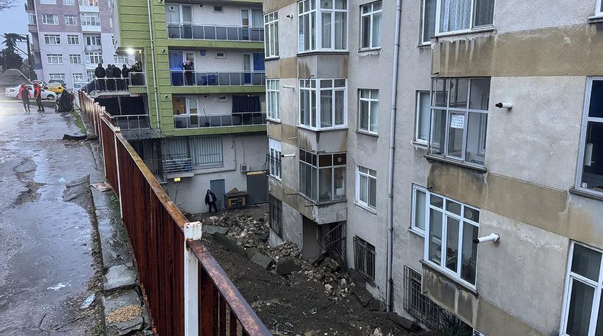 Edirne'de bir apartmanın istinat duvarı &ccedil;&ouml;kt&uuml;! Tahliye edildiler