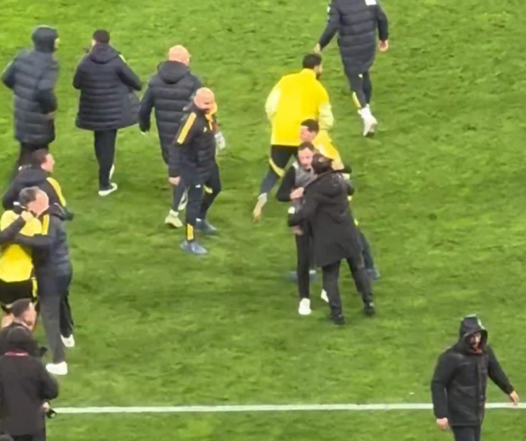 Okan Buruk maç biter bitmez sahaya girerek Tedesco nun yanına koştu! 1