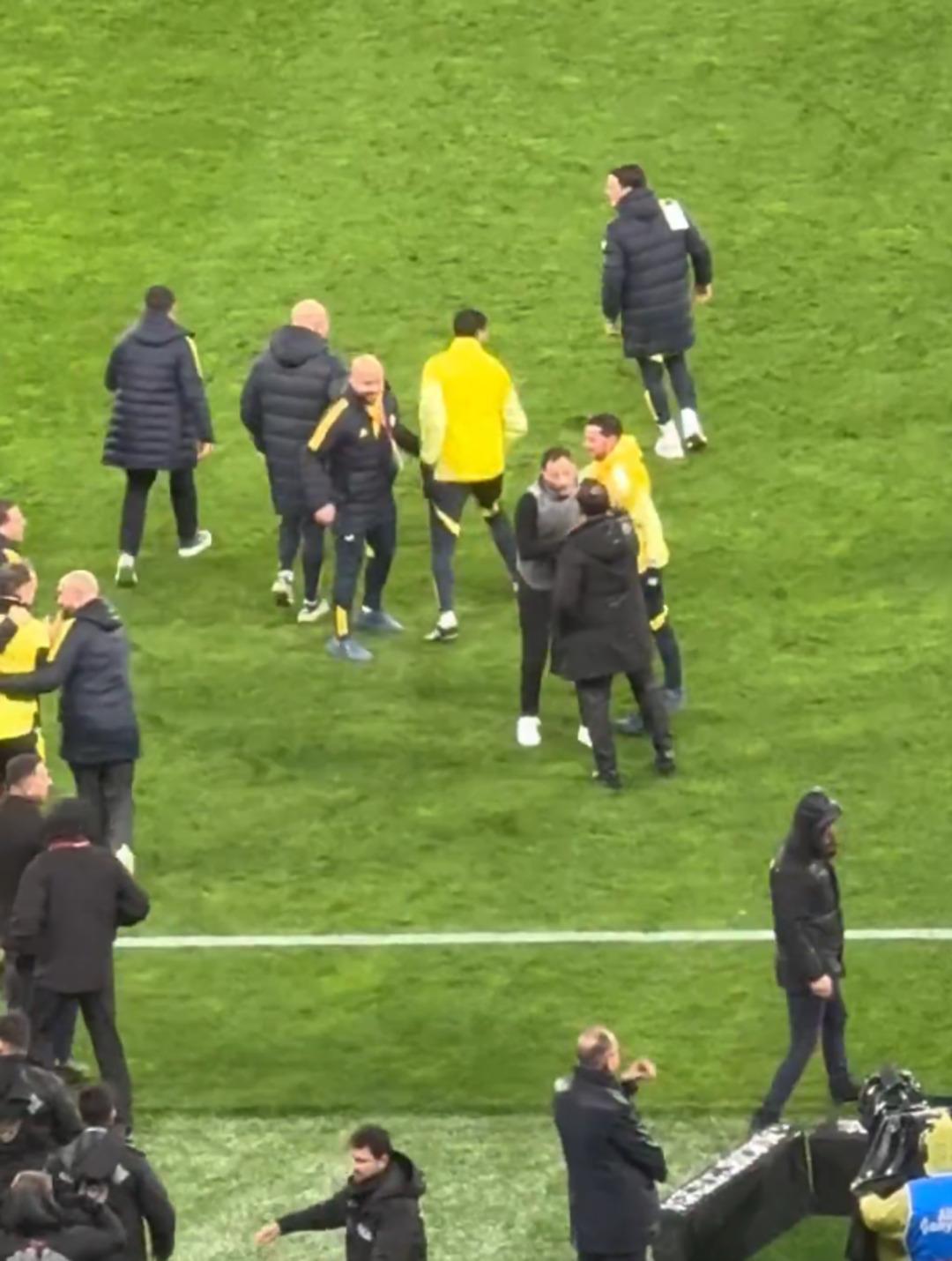 Okan Buruk maç biter bitmez sahaya girerek Tedesco nun yanına koştu! 2