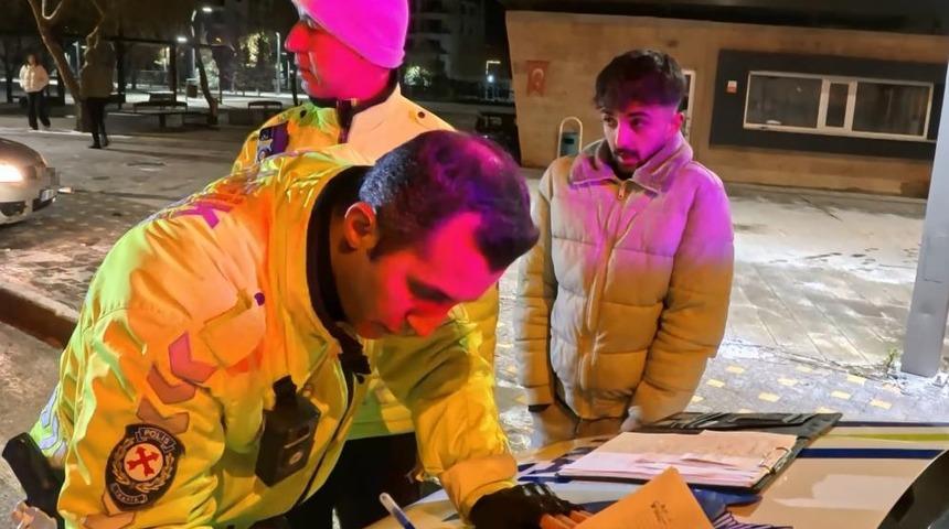 Alkoll&uuml; şekilde direksiyon başına ge&ccedil;en gen&ccedil; kaza yaptı: "İlk defa i&ccedil;tim, onda da kaza yaptım"