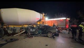 Otomobil beton mikserine &ccedil;arptı: 1 yaralı