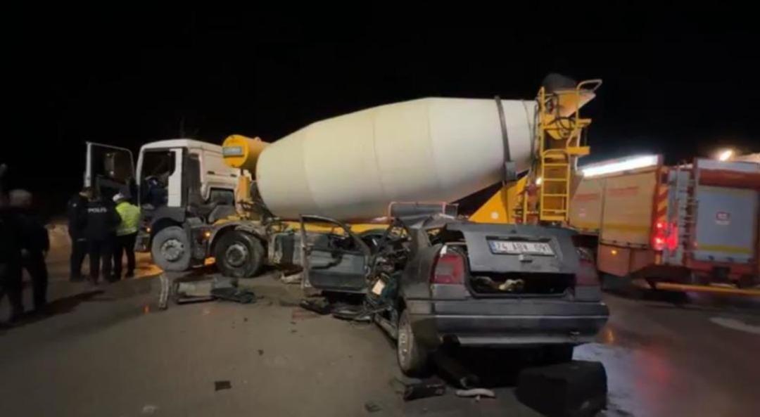 Otomobil beton mikserine &ccedil;arptı: 1 yaralı 2