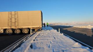 Yer: Bitlis! Buzlanan yolda kayan tır yolu kapattı