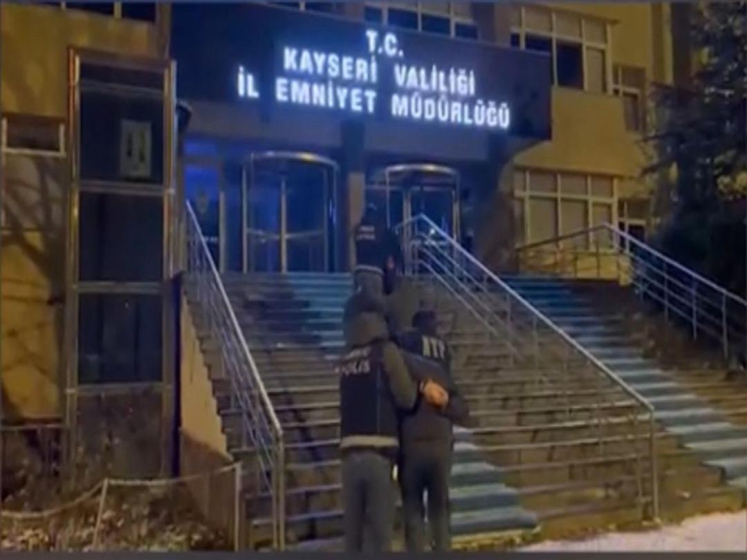 Kayseri de otomobilin koltuk başlığına gizlenmiş uyuşturucu ele geçirildi; 4 gözaltı 1