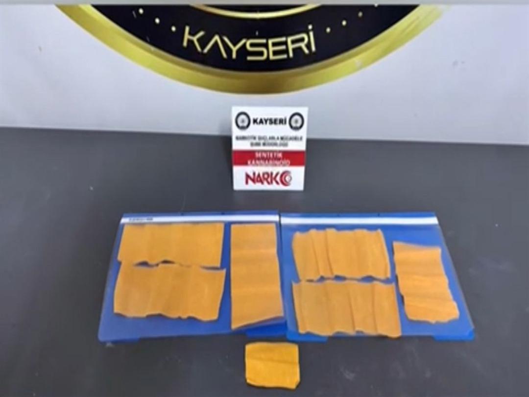 Kayseri de otomobilin koltuk başlığına gizlenmiş uyuşturucu ele geçirildi; 4 gözaltı 2