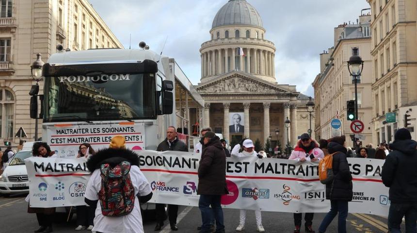 Fransa'da doktorlar 10 g&uuml;nl&uuml;k grev kapsamında Paris'in sokaklarını doldurdu