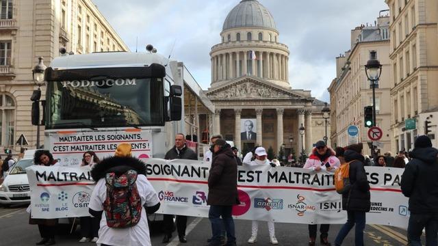 Fransa'da doktorlar 10 günlük grev kapsamında Paris'in sokaklarını doldurdu
