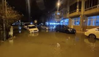 &Ccedil;anakkale'de sağanak sonrası cadde ve sokaklar g&ouml;le d&ouml;nd&uuml;