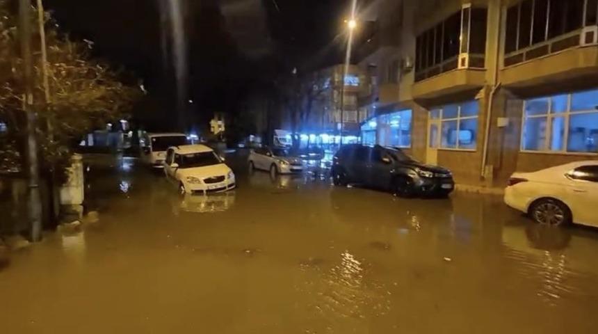 &Ccedil;anakkale'de sağanak sonrası cadde ve sokaklar g&ouml;le d&ouml;nd&uuml;